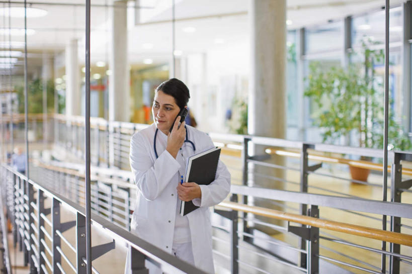 西方人,一个人,医生,医院,栏杆,站,打电话,横图,室内,白天,正面,工作服,制服,窗户,落地窗,电话,手机,欧洲,欧洲人,仅一个女性,仅一个人,握,材料,档案,文件,纸,柱子,围栏,拿,听,拿着,注视,通讯设备,护栏,玻璃窗,手稿,听诊器,资料,观察,看,站着,仅一个中年女性,医护人员,医疗人员,握着,观看,证明,察看,医疗设备,关注,文档,医疗器械,医疗工具,医疗机构,工作制服,检测工具,交流,女人,女性,中年女性,白种人,大夫,沟通,通话,站立,半身,彩图,工作套服,病院,诊所