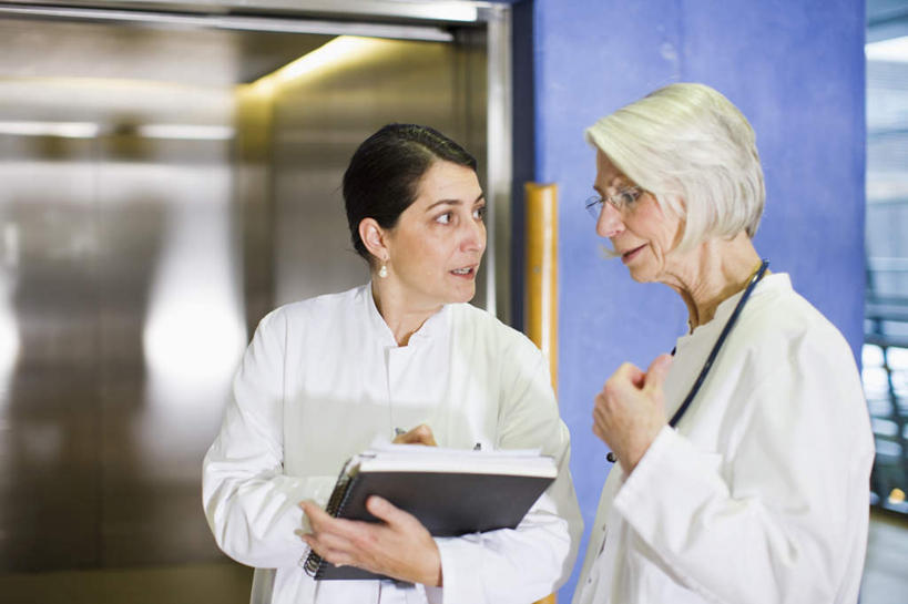 西方人,两个人,伙伴,朋友,医生,医院,站,说,横图,室内,白天,正面,工作服,制服,讨论,友谊,合作,团队,电梯,欧洲,欧洲人,握,材料,档案,文件,眼镜,纸,墙,运输工具,拿,拿着,注视,墙壁,墙面,手稿,听诊器,资料,观察,看,站着,医护人员,医疗人员,战略,握着,升降梯,观看,老花镜,证明,察看,医疗设备,关注,文档,医疗器械,医疗工具,医疗机构,联合,合谋,工作制服,远视眼镜,检测工具,交流,配合,协作,老年女性,女人,女性,中年女性,白种人,大夫,沟通,讲话,交谈,商讨,说话,谈话,站立,半身,彩图,工作套服,病院,诊所,升降设备