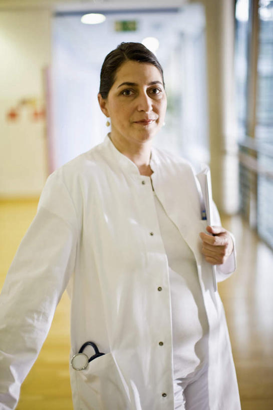 西方人,一个人,医生,医院,站,竖图,室内,白天,正面,工作服,制服,窗户,落地窗,欧洲,欧洲人,仅一个女性,仅一个人,握,朦胧,模糊,材料,档案,文件,纸,走道,走廊,过道,拿,拿着,注视,玻璃窗,手稿,资料,观察,看,站着,仅一个中年女性,医护人员,医疗人员,握着,观看,证明,察看,关注,文档,医疗机构,工作制服,女人,女性,中年女性,白种人,大夫,站立,半身,彩图,工作套服,病院,诊所