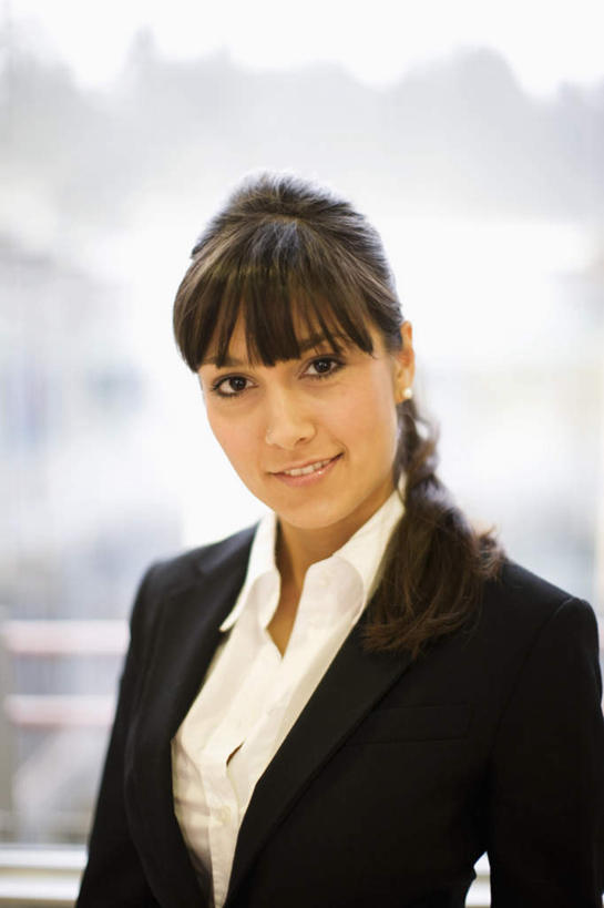 西方人,一个人,商务人士,商务女性,站,笑,微笑,竖图,室内,白天,正面,欧洲,欧洲人,仅一个年轻女性,仅一个女性,仅一个人,套装,朦胧,模糊,注视,观察,看,站着,观看,察看,关注,商务装,工薪阶层,年轻女性,女人,女性,白种人,白领,上班族,站立,半身,彩图