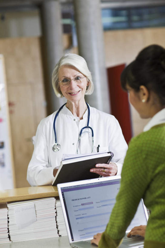 西方人,背部,两个人,前台,服务员,医生,站,坐,笑,微笑,竖图,室内,白天,正面,工作服,制服,电脑,笔记本电脑,桌子,欧洲,欧洲人,握,服装,网络,材料,档案,文件,纸,办公桌,拿,拿着,注视,休闲装,通讯设备,衣服,手稿,听诊器,资料,观察,看,站着,医护人员,医疗人员,休闲,休闲服,服务台,握着,服饰,观看,证明,察看,医疗设备,无线,关注,文档,医疗器械,通信设备,无线网络,医疗工具,无线上网,便携式电脑,工作制服,接待员,检测工具,手提电脑,老年女性,年轻女性,女人,女性,白种人,大夫,服务生,侍者,站立,坐着,半身,彩图,工作套服,帮助台,呼叫台