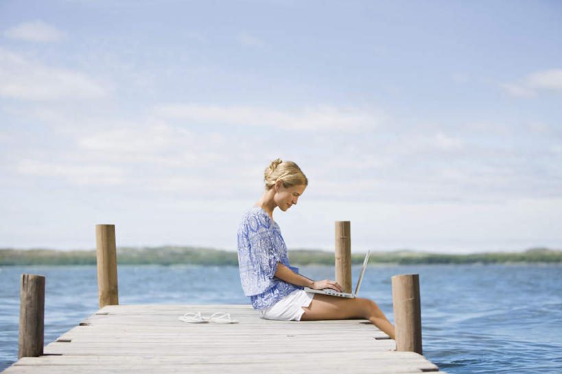 西方人,一个人,码头,坐,横图,室外,白天,侧面,草地,草坪,湖,湖泊,水,植物,港口,书籍,欧洲,欧洲人,仅一个女性,仅一个人,握,波纹,服装,木板,湖面,水流,水面,云,云朵,桥,木桥,涟漪,拿,云彩,拿着,注视,休闲装,栈桥,草,衣服,蓝色,绿色,白云,倒影,蓝天,水纹,天空,波浪,湖水,天,观察,看,仅一个中年女性,休闲,休闲服,握着,服饰,晴朗,观看,人行桥,木板桥,察看,倒映,关注,水晕,反照,女人,女性,中年女性,白种人,书,图书,晴空,坐着,半身,彩图,摆渡口,埠头,渡口,渡头,港湾,海港,货运码头,口岸,商港