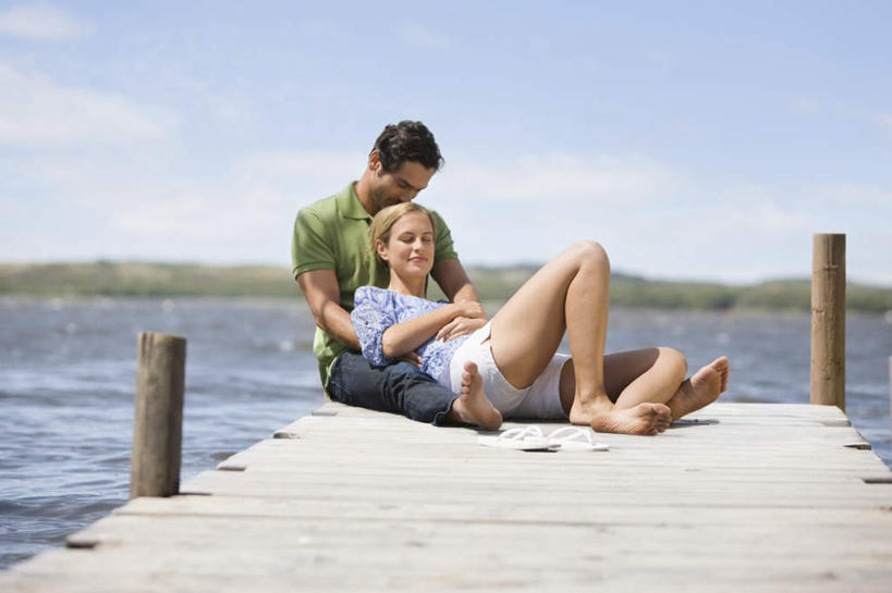 西方人,中年人,两个人,家庭,夫妻,码头,坐,躺,笑,微笑,露齿笑,横图,室外,白天,正面,爱情,草地,草坪,湖,湖泊,水,植物,港口,欧洲,欧洲人,波纹,服装,木板,湖面,水流,水面,云,云朵,桥,木桥,涟漪,浪漫,云彩,注视,休闲装,栈桥,草,衣服,蓝色,绿色,白云,倒影,蓝天,水纹,天空,波浪,湖水,天,观察,看,休闲,温暖,温馨,一家人,休闲服,恩爱,恋人,服饰,晴朗,观看,人行桥,木板桥,和睦,察看,倒映,关注,水晕,反照,卧着,男人,男性,女人,女性,中年男性,中年女性,白种人,夫妇,情侣,晴空,躺着,卧,坐着,彩图,全身,摆渡口,埠头,渡口,渡头,港湾,海港,货运码头,口岸,商港,伴侣,融洽