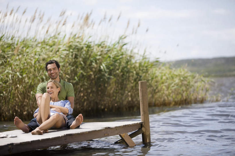 西方人,中年人,两个人,家庭,夫妻,码头,坐,躺,横图,室外,白天,正面,爱情,草地,草坪,湖,湖泊,水,植物,港口,欧洲,欧洲人,波纹,服装,木板,湖面,水流,水面,云,云朵,桥,木桥,涟漪,浪漫,云彩,注视,休闲装,栈桥,草,衣服,蓝色,绿色,白云,倒影,蓝天,水纹,天空,波浪,湖水,天,观察,看,休闲,温暖,温馨,一家人,休闲服,恩爱,恋人,服饰,晴朗,观看,人行桥,木板桥,和睦,察看,倒映,关注,水晕,反照,卧着,男人,男性,女人,女性,中年男性,中年女性,白种人,夫妇,情侣,晴空,躺着,卧,坐着,彩图,全身,摆渡口,埠头,渡口,渡头,港湾,海港,货运码头,口岸,商港,伴侣,融洽