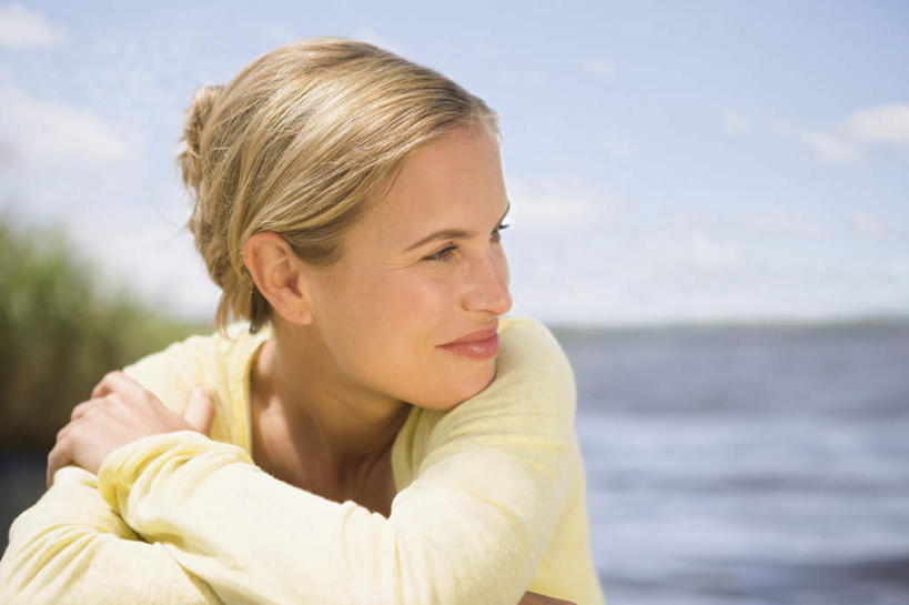 西方人,脸,头,脸颊,一个人,码头,坐,笑,微笑,横图,室外,特写,白天,正面,草地,草坪,湖,湖泊,水,植物,港口,欧洲,欧洲人,仅一个女性,仅一个人,波纹,服装,朦胧,模糊,木板,湖面,水流,水面,云,云朵,桥,木桥,涟漪,云彩,扭头,注视,休闲装,肩膀,栈桥,草,衣服,蓝色,绿色,白云,倒影,蓝天,水纹,天空,波浪,湖水,天,观察,看,转头,仅一个中年女性,休闲,休闲服,金色,服饰,晴朗,观看,人行桥,木板桥,察看,倒映,关注,水晕,反照,女人,女性,中年女性,白种人,头部,直发,脸部,脸蛋,面部,晴空,坐着,半身,彩图,摆渡口,埠头,渡口,渡头,港湾,海港,货运码头,口岸,商港,短发