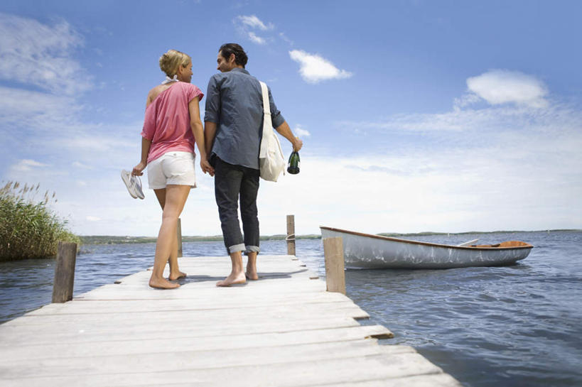 西方人,中年人,背,家庭,夫妻,码头,走,横图,室外,白天,仰视,凉鞋,爱情,草地,草坪,湖,湖泊,水,植物,港口,船,鞋子,欧洲,欧洲人,握,波纹,服装,包,木板,皮包,湖面,水流,水面,云,云朵,桥,木船,木桥,涟漪,浪漫,拿,云彩,拿着,注视,休闲装,栈桥,草,衣服,蓝色,绿色,白云,倒影,蓝天,水纹,天空,交通工具,波浪,湖水,天,背着,观察,看,休闲,温暖,温馨,一家人,休闲服,恩爱,握着,恋人,服饰,晴朗,观看,人行桥,木板桥,单肩包,和睦,察看,倒映,舟,关注,载具,水晕,背负,反照,男人,男性,女人,女性,中年男性,中年女性,白种人,夫妇,情侣,晴空,步行,散步,走路,彩图,低角度拍摄,全身,夹趾拖鞋,人字拖,人字拖鞋,摆渡口,埠头,渡口,渡头,港湾,海港,货运码头,口岸,商港,伴侣,融洽