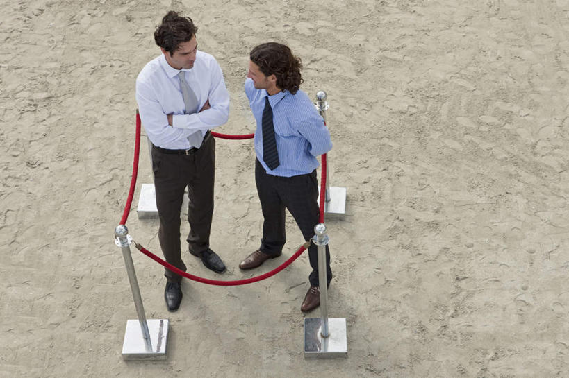 西方人,两个人,同事,商务人士,商务男性,栏杆,站,说,双手交叉,横图,俯视,室外,白天,衬衫,讨论,成功,合作,团队,集体,信心,欧洲,欧洲人,套装,围栏,领带,地面,注视,队伍,护栏,观察,看,站着,观看,察看,领导,双手抱胸,象征,庄重,成就,关注,商务装,身份,合伙,领袖,工薪阶层,正式,地位,交流,男人,男性,年轻男性,中年男性,白种人,白领,上班族,沟通,讲话,交谈,商讨,说话,谈话,站立,彩图,高角度拍摄,全身,衬衣,挂绳礼宾杆,栏杆柱,礼宾带,礼宾杆,礼宾杆围栏,礼宾栏,礼宾绳,礼宾柱