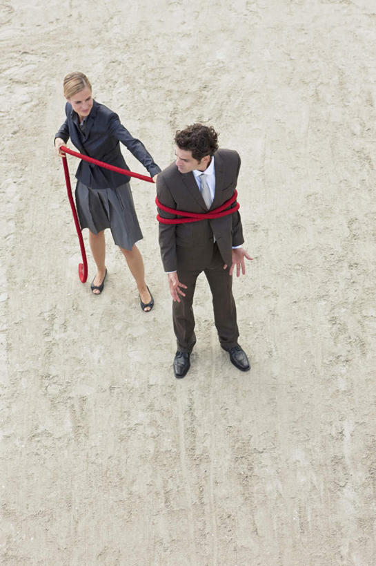 西方人,两个人,同事,商务人士,商务男性,商务女性,站,竖图,俯视,室外,白天,衬衫,成功,合作,团队,集体,信心,欧洲,欧洲人,握,套装,地面,拿,拿着,注视,队伍,绳子,观察,看,站着,握着,观看,捆绑,绳索,察看,领导,成就,关注,商务装,合伙,领袖,工薪阶层,绑缚,男人,男性,女人,女性,中年男性,中年女性,白种人,白领,上班族,站立,彩图,高角度拍摄,全身,衬衣