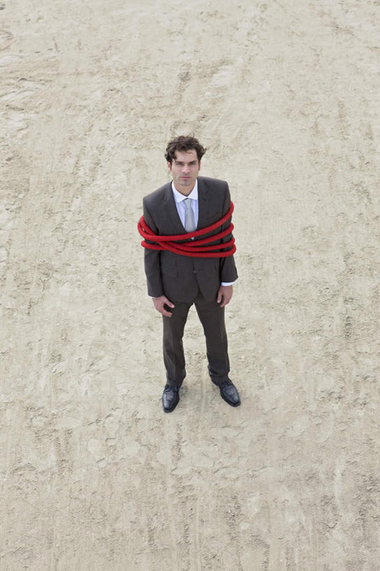 西方人,一个人,商务人士,商务男性,站,竖图,俯视,室外,白天,衬衫,欧洲,欧洲人,仅一个男性,仅一个人,仅一个中年男性,套装,领带,地面,注视,绳子,看,站着,捆绑,绳索,象征,庄重,关注,商务装,身份,工薪阶层,正式,地位,绑缚,男人,男性,中年男性,白种人,白领,上班族,抬头,仰头,站立,彩图,高角度拍摄,全身,衬衣