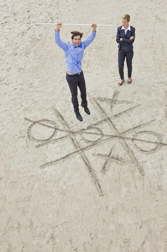 西方人,两个人,同事,商务人士,商务男性,商务女性,站,跳,举,双手交叉,竖图,俯视,室外,白天,衬衫,游戏,快乐,兴奋,骄傲,成功,胜利,合作,团队,集体,信心,欧洲,欧洲人,套装,欢呼,地面,玩,注视,娱乐,队伍,观察,看,托,站着,休闲,自信,观看,活动,察看,领导,双手抱胸,喝彩,成就,发泄,关注,消遣,智力,商务装,合伙,领袖,工薪阶层,宣泄,男人,男性,女人,女性,中年男性,中年女性,白种人,白领,上班族,举起,举手,举着,跳跃,玩耍,嬉戏,向上举,向上伸,向上托,站立,彩图,高角度拍摄,全身,衬衣,欢乐,开心,井字游戏,连珠游戏