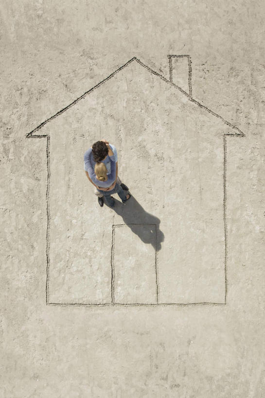 西方人,中年人,两个人,家庭,夫妻,家,站,抱,竖图,俯视,室外,白天,爱情,门,欧洲,欧洲人,阴影,服装,光线,影子,房屋,屋子,地面,表面,浪漫,注视,休闲装,楼房,住宅,衣服,阳光,门框,观察,看,站着,休闲,温暖,温馨,一家人,休闲服,恩爱,恋人,服饰,抱着,观看,轮廓,和睦,察看,搂着,关注,男人,男性,女人,女性,中年男性,中年女性,白种人,夫妇,情侣,怀抱,搂,搂抱,相抱,拥抱,站立,彩图,高角度拍摄,全身,房子,伴侣,融洽