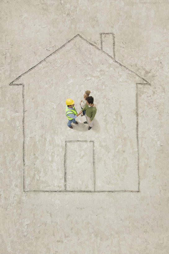 西方人,三个人,伙伴,朋友,建筑工人,家,站,说,竖图,俯视,室外,白天,工作服,制服,讨论,友谊,合作,团队,门,帽子,欧洲,欧洲人,握,指,头盔,图纸,房屋,屋子,设计图,地面,表面,拿,拿着,注视,方向,楼房,住宅,工人,安全帽,门框,观察,看,手势,站着,战略,握着,观看,轮廓,察看,指向,食指,关注,工程图,草图,蓝图,联合,合谋,工作制服,交流,配合,协作,男人,男性,女人,女性,中年男性,中年女性,白种人,设计,建筑工,沟通,讲话,交谈,商讨,说话,谈话,站立,彩图,高角度拍摄,全身,工作套服,房子