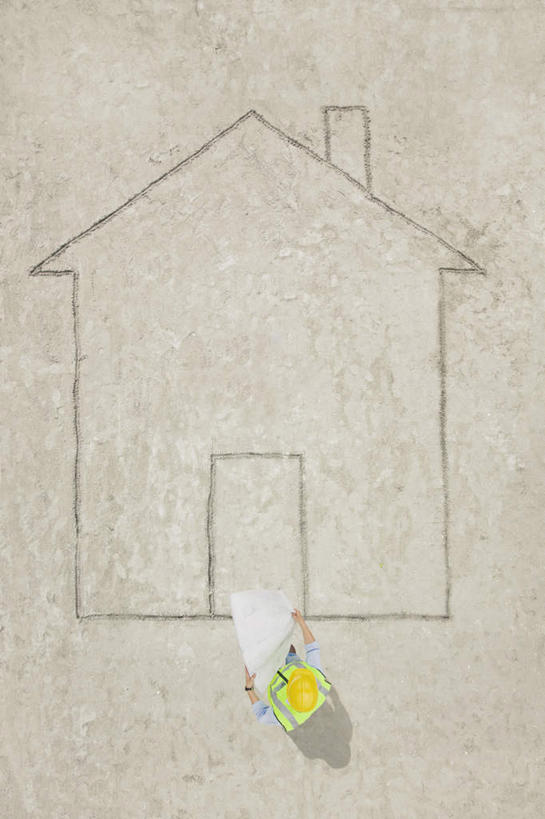 西方人,一个人,建筑工人,家,站,竖图,俯视,室外,白天,门,帽子,欧洲,欧洲人,仅一个男性,仅一个人,仅一个中年男性,握,服装,头盔,图纸,房屋,屋子,设计图,地面,表面,拿,拿着,注视,休闲装,楼房,住宅,工人,衣服,安全帽,门框,观察,看,站着,休闲,休闲服,握着,服饰,观看,轮廓,察看,关注,工程图,草图,蓝图,男人,男性,中年男性,白种人,设计,建筑工,站立,彩图,高角度拍摄,全身,房子