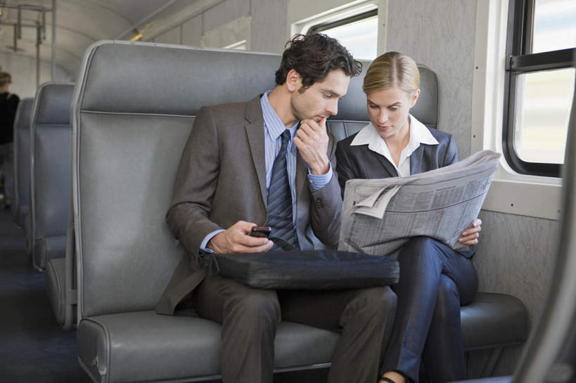 西方人,两个人,商务人士,商务男性,商务女性,坐,横图,室内,白天,正面,衬衫,窗户,火车,报纸,欧洲,欧洲人,一辆,撑,握,套装,信息,包,公文包,二郎腿,拿,拿着,托腮,注视,座椅,玻璃窗,座位,车,车窗,交通工具,观察,看,托,行驶,握着,公事包,观看,新闻,一份,察看,关注,托下巴,载具,商务装,车座,工薪阶层,男人,男性,女人,女性,中年男性,中年女性,白种人,白领,上班族,坐着,半身,彩图,衬衣,报刊