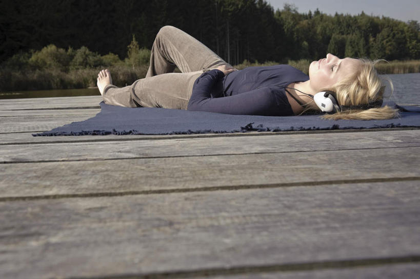 西方人,一个人,码头,横图,室外,白天,侧面,湖,湖泊,树林,水,植物,港口,欧洲,欧洲人,仅一个年轻女性,仅一个女性,仅一个人,阴影,服装,光线,木板,毯子,影子,湖面,水流,水面,桥,棕色,木桥,休闲装,栈桥,树,树木,衣服,绿色,阳光,自然,垫子,湖水,休闲,休闲服,金色,服饰,生长,成长,人行桥,木板桥,游艇码头,沙滩垫,年轻女性,女人,女性,白种人,长发,彩图,全身,摆渡口,埠头,渡口,渡头,港湾,海港,口岸