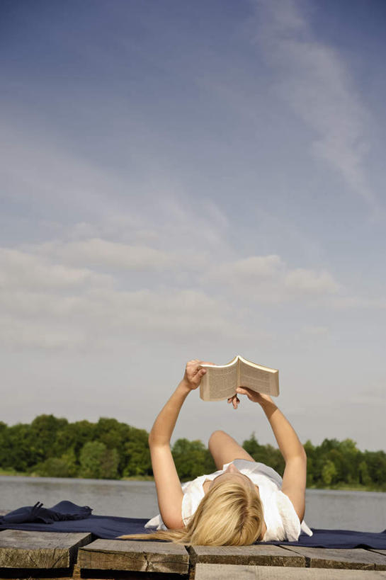 西方人,一个人,码头,躺,举,竖图,室外,白天,正面,泳装,比基尼,湖,湖泊,树林,水,植物,港口,书籍,欧洲,欧洲人,仅一个年轻女性,仅一个女性,仅一个人,一本,握,阴影,光线,木板,毯子,影子,湖面,水流,水面,云,云朵,桥,木桥,拿,云彩,拿着,注视,栈桥,树,树木,蓝色,绿色,白色,白云,蓝天,天空,阳光,自然,垫子,湖水,天,观察,看,托,握着,生长,晴朗,成长,观看,人行桥,木板桥,察看,关注,游艇码头,沙滩垫,卧着,年轻女性,女人,女性,白种人,书,图书,晴空,举起,举手,举着,躺着,卧,向上举,向上伸,向上托,彩图,全身,三点式,泳衣,摆渡口,埠头,渡口,渡头,港湾,海港,口岸