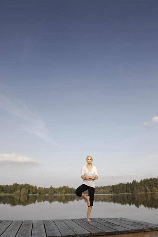 西方人,一个人,站,闭眼,横图,室外,白天,正面,锻炼,瑜伽,运动,湖,湖泊,树林,水,植物,欧洲,欧洲人,仅一个年轻女性,仅一个女性,仅一个人,阴影,服装,光线,木板,影子,湖面,水流,水面,云,云朵,桥,木桥,云彩,休闲装,栈桥,树,树木,衣服,蓝色,绿色,白云,倒影,蓝天,天空,阳光,自然,湖水,天,手放前,站着,休闲,休闲服,养生,服饰,生长,晴朗,成长,人行桥,木板桥,单腿,倒映,反照,体育,年轻女性,女人,女性,白种人,晴空,闭眼睛,闭着眼,闭着眼睛,站立,彩图,全身,健身