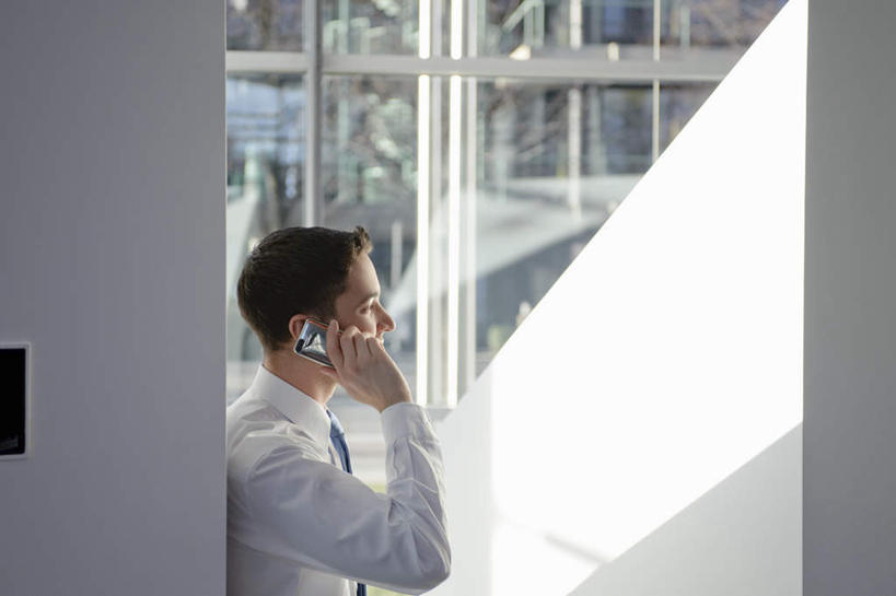 西方人,一个人,商务人士,商务男性,办公室,站,笑,打电话,微笑,横图,室内,白天,正面,衬衫,窗户,落地窗,电话,手机,欧洲,欧洲人,仅一个男性,仅一个人,握,套装,墙,领带,拿,拿着,注视,通讯设备,大厅,玻璃窗,墙壁,墙面,仅一个年轻男性,蓝色,观察,看,站着,握着,观看,察看,象征,庄重,关注,商务装,身份,工薪阶层,正式,地位,交流,男人,男性,年轻男性,白种人,白领,上班族,沟通,通话,站立,半身,彩图,衬衣