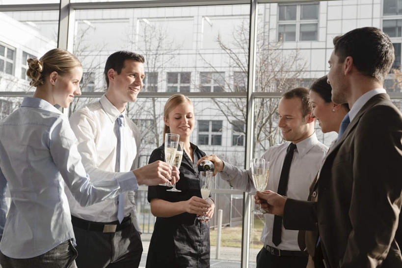 葡萄酒,西方人,伙伴,朋友,商务人士,商务男性,商务女性,办公室,站,笑,说,微笑,露齿笑,横图,室内,白天,正面,衬衫,奢侈,讨论,快乐,友谊,合作,团队,植物,窗户,落地窗,杯子,欧洲,欧洲人,握,阴影,套装,庆祝,光线,高脚杯,影子,房屋,屋子,许多人,浪漫,拿,拿着,注视,楼房,玻璃窗,玻璃制品,酒,树,树木,饮料,绿色,阳光,自然,酒杯,香槟,干杯,观察,看,碰杯,站着,一群人,交际,友好,诱惑,战略,握着,生长,成长,观看,庆贺,察看,关注,礼仪,商务装,敬酒,工薪阶层,香槟杯,劝酒,联合,合谋,气泡酒,起泡酒,汽酒,交流,配合,协作,男人,男性,年轻男性,年轻女性,女人,女性,白种人,白领,上班族,玻璃杯,沟通,讲话,交谈,商讨,说话,谈话,站立,半身,彩图,衬衣,高兴,欢笑,房子