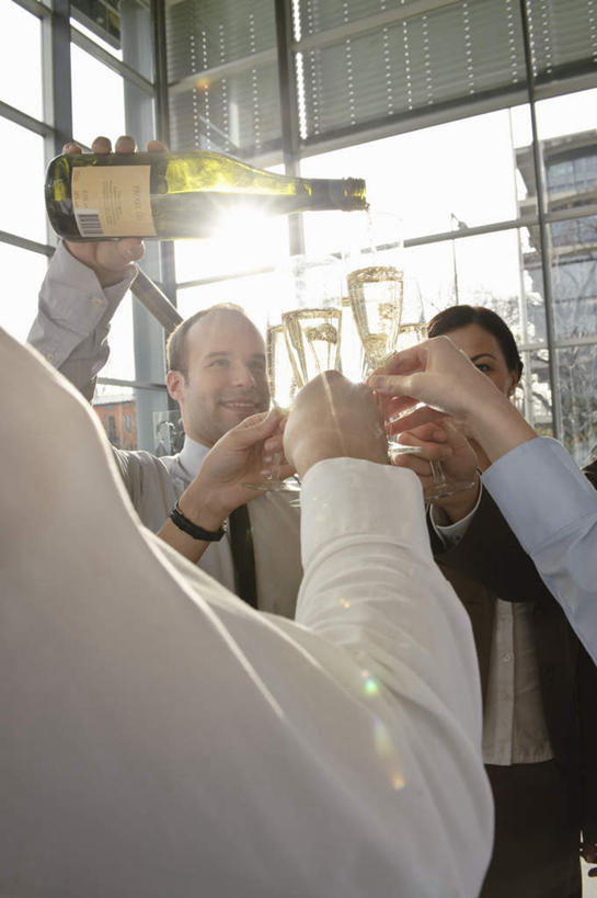 葡萄酒,西方人,背部,伙伴,朋友,商务人士,商务男性,商务女性,办公室,站,笑,说,微笑,露齿笑,竖图,室内,白天,正面,衬衫,奢侈,讨论,快乐,友谊,合作,团队,植物,窗户,落地窗,杯子,欧洲,欧洲人,五个人,倒,握,阴影,套装,庆祝,光线,高脚杯,影子,房屋,屋子,许多人,浪漫,拿,拿着,注视,楼房,玻璃窗,玻璃制品,酒,树,树木,饮料,绿色,阳光,自然,酒杯,香槟,干杯,观察,看,碰杯,站着,一群人,交际,友好,诱惑,战略,握着,生长,成长,观看,庆贺,察看,关注,礼仪,商务装,敬酒,工薪阶层,香槟杯,劝酒,联合,合谋,气泡酒,起泡酒,汽酒,交流,配合,协作,男人,男性,年轻男性,年轻女性,女人,女性,白种人,白领,上班族,玻璃杯,沟通,讲话,交谈,商讨,说话,谈话,站立,半身,彩图,眩光,衬衣,高兴,欢笑,房子