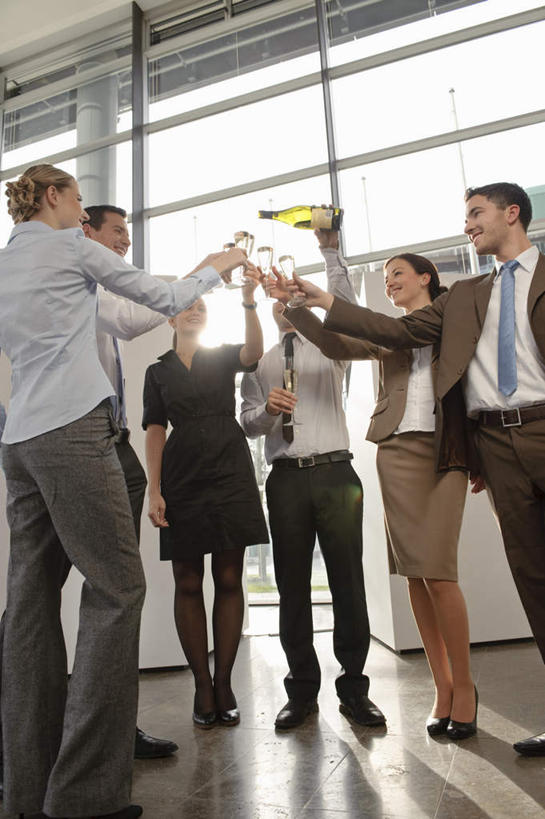 葡萄酒,西方人,伙伴,朋友,商务人士,商务男性,商务女性,办公室,站,笑,说,微笑,露齿笑,竖图,室内,白天,仰视,衬衫,奢侈,讨论,快乐,友谊,合作,团队,植物,窗户,落地窗,杯子,欧洲,欧洲人,倒,握,阴影,套装,庆祝,光线,瓷砖,地砖,高脚杯,影子,房屋,屋子,地面,许多人,浪漫,拿,拿着,注视,楼房,玻璃窗,玻璃制品,酒,树,树木,饮料,绿色,阳光,自然,酒杯,香槟,干杯,观察,看,碰杯,站着,一群人,交际,友好,诱惑,战略,握着,生长,成长,观看,庆贺,察看,关注,礼仪,商务装,敬酒,工薪阶层,香槟杯,劝酒,联合,合谋,气泡酒,起泡酒,汽酒,交流,配合,协作,男人,男性,年轻男性,年轻女性,女人,女性,白种人,白领,上班族,玻璃杯,沟通,讲话,交谈,商讨,说话,谈话,站立,半身,彩图,低角度拍摄,眩光,衬衣,高兴,欢笑,房子