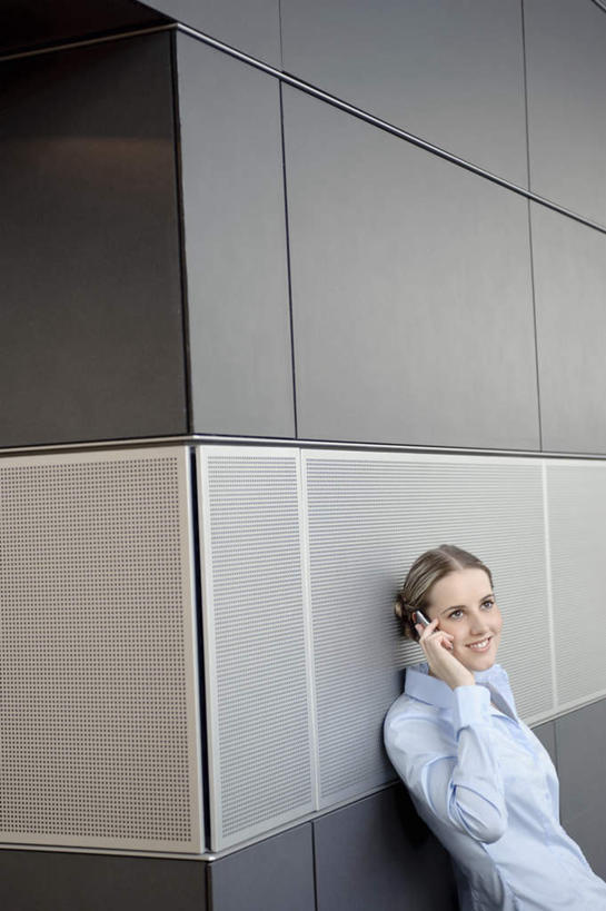 西方人,一个人,商务人士,商务女性,办公室,站,笑,打电话,微笑,露齿笑,竖图,室内,白天,正面,衬衫,电话,手机,欧洲,欧洲人,仅一个年轻女性,仅一个女性,仅一个人,握,套装,墙,拿,拿着,注视,通讯设备,墙壁,墙面,蓝色,观察,看,靠,靠着,站着,握着,观看,盘发,察看,关注,商务装,工薪阶层,交流,年轻女性,女人,女性,白种人,白领,上班族,沟通,通话,站立,半身,彩图,衬衣