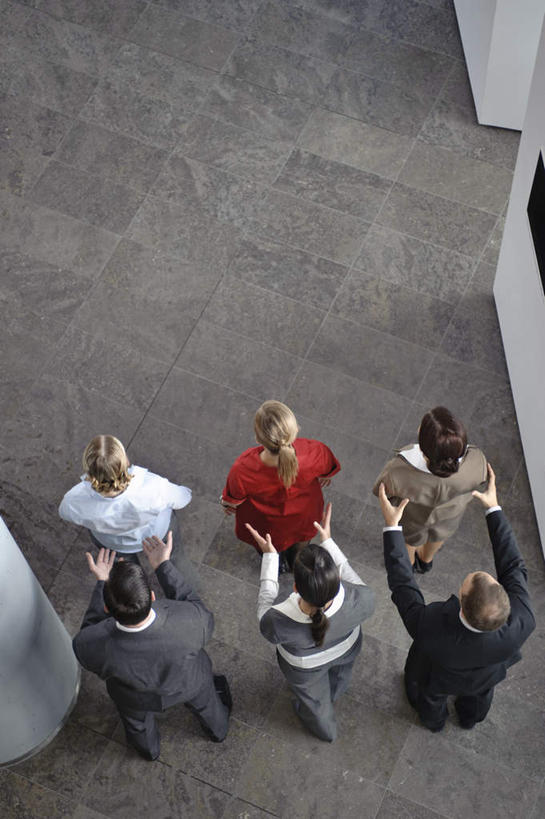 西方人,伙伴,朋友,商务人士,商务男性,商务女性,办公室,站,竖图,俯视,室内,白天,衬衫,友谊,合作,团队,欧洲,欧洲人,阴影,套装,反射,瓷砖,地砖,影子,柱子,地面,许多人,注视,大厅,排列,扶,观察,看,站着,一群人,战略,观看,察看,扶着,队列,关注,商务装,工薪阶层,联合,合谋,配合,协作,男人,男性,年轻男性,年轻女性,女人,女性,白种人,白领,上班族,站立,彩图,高角度拍摄,全身,衬衣