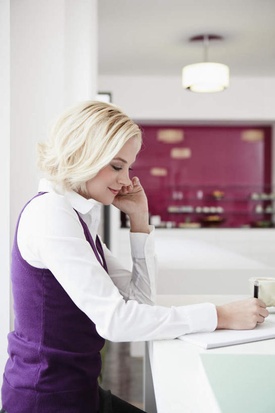 西方人,一个人,办公室,站,横图,室内,白天,侧面,衬衫,天花板,桌面,桌子,照明,欧洲,欧洲人,仅一个女性,仅一个人,撑,握,写字,笔,材料,档案,文件,纸,办公桌,墙,灯光,办公用品,拿,拿着,托腮,注视,顶灯,水笔,墙壁,墙面,灯,文具,紫色,白色,手稿,学习用品,资料,灯具,观察,看,托,站着,仅一个中年女性,握着,观看,文具用品,证明,照亮,察看,书写,照明设备,关注,托下巴,文档,女人,女性,中年女性,白种人,站立,半身,彩图,衬衣