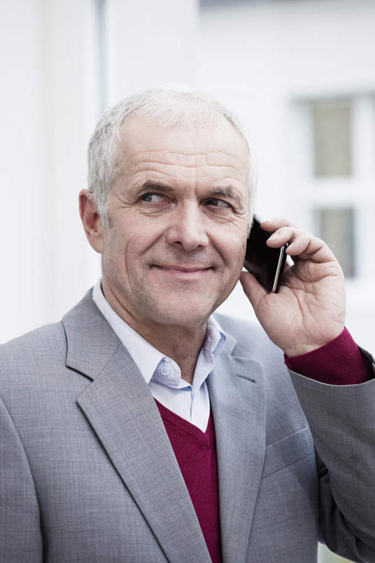 西方人,一个人,商务人士,商务男性,办公室,站,笑,打电话,微笑,竖图,室内,白天,正面,衬衫,窗户,电话,手机,欧洲,欧洲人,仅一个男性,仅一个人,握,套装,朦胧,模糊,墙,拿,拿着,注视,通讯设备,玻璃窗,墙壁,墙面,观察,看,站着,仅一个老年男性,握着,观看,察看,关注,商务装,工薪阶层,交流,老年男性,男人,男性,白种人,白领,上班族,沟通,通话,站立,半身,彩图,衬衣