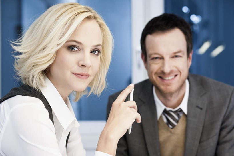 西方人,头发,两个人,商务人士,商务男性,商务女性,办公室,坐,笑,微笑,露齿笑,横图,室内,白天,正面,衬衫,窗户,欧洲,欧洲人,套装,笔,墙,办公用品,注视,水笔,玻璃窗,墙壁,墙面,文具,学习用品,观察,看,金色,观看,文具用品,察看,关注,商务装,工薪阶层,男人,男性,女人,女性,中年男性,中年女性,白种人,白领,上班族,坐着,半身,彩图,衬衣