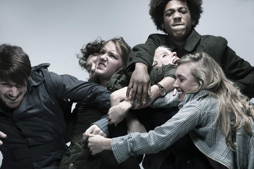 西方人,伙伴,朋友,坐,笑,微笑,露齿笑,横图,室内,白天,正面,友谊,欧洲,欧洲人,蓝色背景,服装,方格,格子,许多人,注视,休闲装,衣服,观察,看,靠,靠着,一群人,休闲,休闲服,摄影,服饰,影棚,观看,察看,关注,友情,男人,男性,年轻男性,年轻女性,女人,女性,白种人,坐着,半身,彩图,影棚拍摄,拍摄