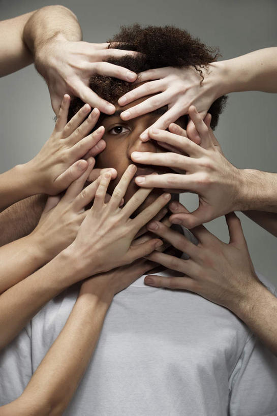 西方人,手,伙伴,朋友,站,摸,竖图,室内,特写,白天,正面,T恤衫,友谊,欧洲,欧洲人,许多,抚摸,灰色背景,服装,许多人,T恤,注视,休闲装,衣服,白色,观察,看,站着,一群人,休闲,手部,休闲服,遮,遮掩,摄影,服饰,影棚,观看,察看,掩盖,遮挡,关注,遮盖,掩饰,友情,男人,男性,年轻男性,年轻女性,女人,女性,白种人,触摸,接触,站立,半身,彩图,影棚拍摄,拍摄