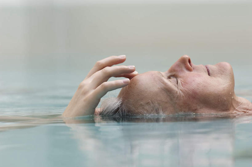 西方人,两个人,按摩师,游泳池,闭眼,横图,室内,白天,侧面,泳装,比基尼,按摩,美容,水,欧洲,欧洲人,护肤,漂浮,墙,水池,水面,棕色,泳池,墙壁,墙面,绿色,保养,享受,休闲,健康,放松,SPA水疗,保健,温泉浴场,养颜,指压,年轻女性,女人,女性,中年女性,白种人,长发,技师,矿泉疗养地,闭眼睛,闭着眼,闭着眼睛,抬头,仰头,半身,彩图,三点式,泳衣,水疗,推拿