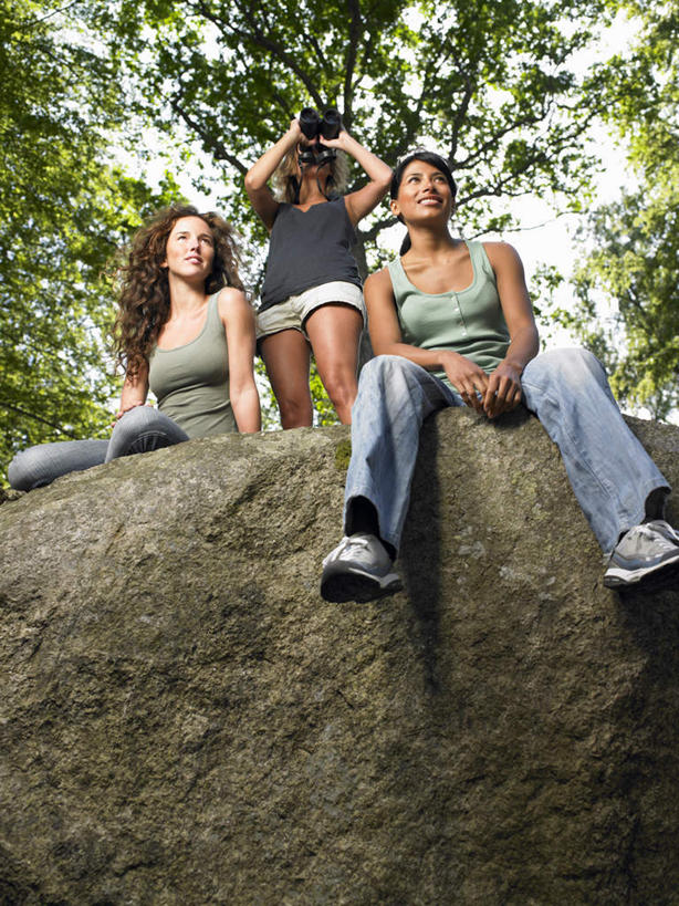 西方人,三个人,伙伴,朋友,坐,竖图,室外,白天,仰视,衬衫,友谊,仪器,科技,石头,树林,植物,欧洲,欧洲人,一块,眺望,握,阴影,服装,裤子,检查,研究,反射,分析,光线,科学,背心,石子,望远镜,影子,拿,拿着,注视,牛仔裤,树,树木,衣服,绿色,天空,阳光,自然,天,观察,看,清晰,探索,握着,服饰,生长,放大,成长,观看,仔细,科研,察看,科学技术,瞭望,聚焦,衣着,穿着,关注,远视镜,瞭望镜,光学,清楚,双筒镜,双筒望远镜,衣饰,友情,年轻女性,女人,女性,白种人,石块,岩石,坐着,彩图,低角度拍摄,全身,衬衣,光学仪器,千里镜