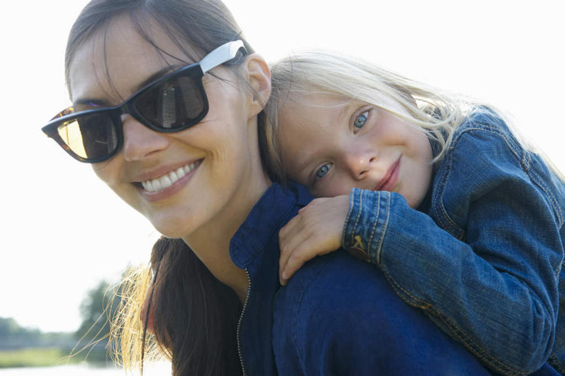 西方人,儿童,背,两个人,家庭,母亲,女儿,站,抱,笑,微笑,露齿笑,横图,室外,白天,侧面,纯洁,植物,欧洲,欧洲人,阴影,服装,光线,墨镜,眼镜,影子,棕色,注视,休闲装,树,树木,小孩,衣服,绿色,天空,阳光,自然,太阳镜,太阳眼镜,天,背着,观察,看,站着,休闲,温暖,温馨,母女,一家人,休闲服,遮阳镜,可爱,母爱,童年,童趣,服饰,生长,成长,抱着,观看,和睦,察看,搂着,关注,童真,烂漫,无邪,背负,天真,年轻女性,女孩,女人,女性,白种人,孩子,年轻人,长发,搂,站立,半身,彩图,融洽,女生