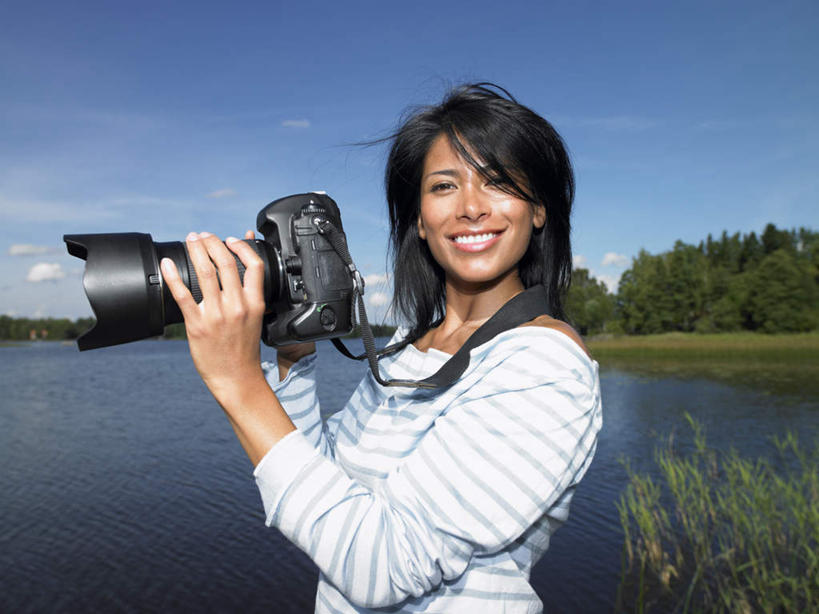 西方人,一个人,站,笑,微笑,露齿笑,横图,室外,白天,正面,湖,湖泊,水,植物,相机,欧洲,欧洲人,仅一个年轻女性,仅一个女性,仅一个人,握,阴影,条纹,服装,光线,影子,湖面,水流,水面,云,云朵,棕色,拿,云彩,拿着,注视,休闲装,树,树木,拍照,衣服,蓝色,绿色,白云,蓝天,天空,阳光,自然,数码相机,湖水,天,观察,看,站着,休闲,休闲服,单反,握着,摄影,服饰,生长,晴朗,成长,观看,单反相机,察看,关注,年轻女性,女人,女性,白种人,长发,照相机,晴空,站立,半身,彩图,照相