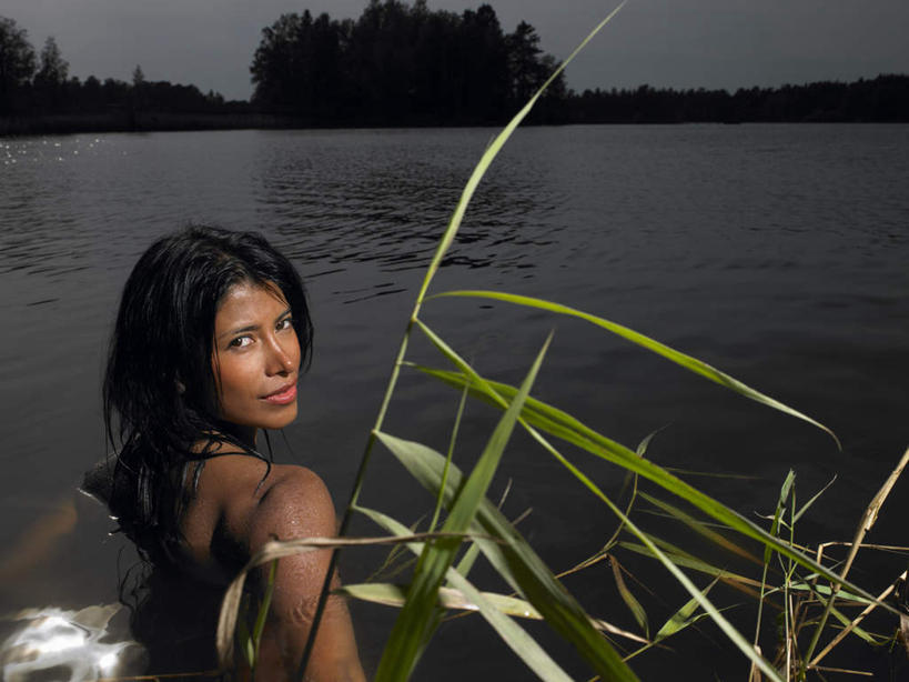 游泳,西方人,一个人,横图,室外,白天,湖,湖泊,日落,水,植物,欧洲,欧洲人,仅一个年轻女性,仅一个女性,仅一个人,阴影,漂浮,光线,影子,湖面,水流,水面,晚霞,霞光,落日,棕色,水草,扭头,注视,裸露,背面,倒影,阳光,自然,黄昏,湖水,观察,看,转头,彩霞,生长,成长,观看,察看,倒映,关注,裸,泅水,夕照,反照,拍浮,年轻女性,女人,女性,白种人,长发,夕阳,半身,彩图,斜阳