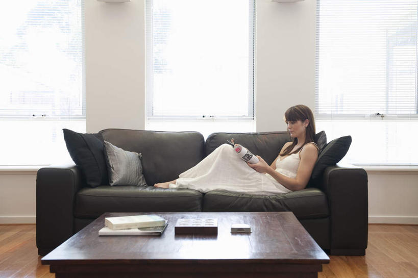 西方人,一个人,客厅,坐,捧,横图,室内,白天,侧面,裙子,窗户,地板,靠垫,沙发,桌子,书籍,欧洲,欧洲人,仅一个年轻女性,仅一个女性,仅一个人,连衣裙,木制,墙,棕色,靠枕,地面,茶几,注视,木地板,玻璃窗,墙壁,墙面,白色,木制品,垫子,枕头,观察,看,靠,靠着,观看,察看,起居室,关注,布艺沙发,客堂,年轻女性,女人,女性,白种人,长发,书,图书,屈膝,端,端着,捧着,手捧,坐着,彩图,全身