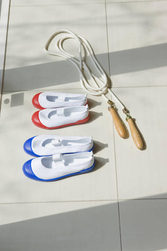 无人,竖图,俯视,室内,特写,白天,运动鞋,静物,鞋子,四只,一排,阴影,整齐,反射,瓷砖,地砖,影子,地面,两双,运动器械,排列,绳子,健身器械,休闲鞋,队列,健身器材,彩图,高角度拍摄,短绳,运动器材