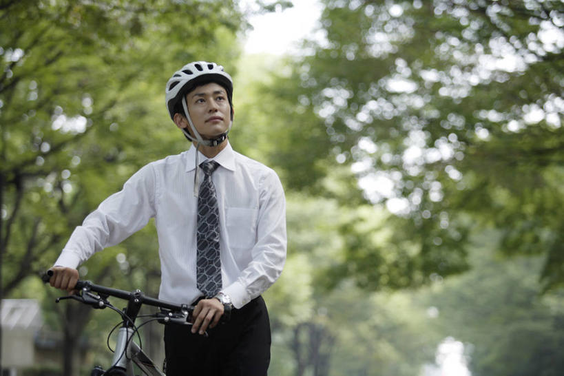 东方人,一个人,商务人士,商务男性,站,笑,微笑,横图,室外,白天,正面,衬衫,树林,植物,自行车,帽子,亚洲,仅一个男性,仅一个人,一辆,握,阴影,套装,朦胧,模糊,光线,头盔,影子,领带,山地车,注视,黄种人,车,脚踏车,树,树木,仅一个年轻男性,绿色,天空,阳光,自然,安全帽,交通工具,天,观察,看,站着,握着,生长,成长,观看,察看,象征,庄重,关注,载具,商务装,身份,山地自行车,工薪阶层,正式,地位,一顶,男人,男性,年轻男性,亚洲人,白领,上班族,站立,半身,彩图,衬衣,骑行头盔