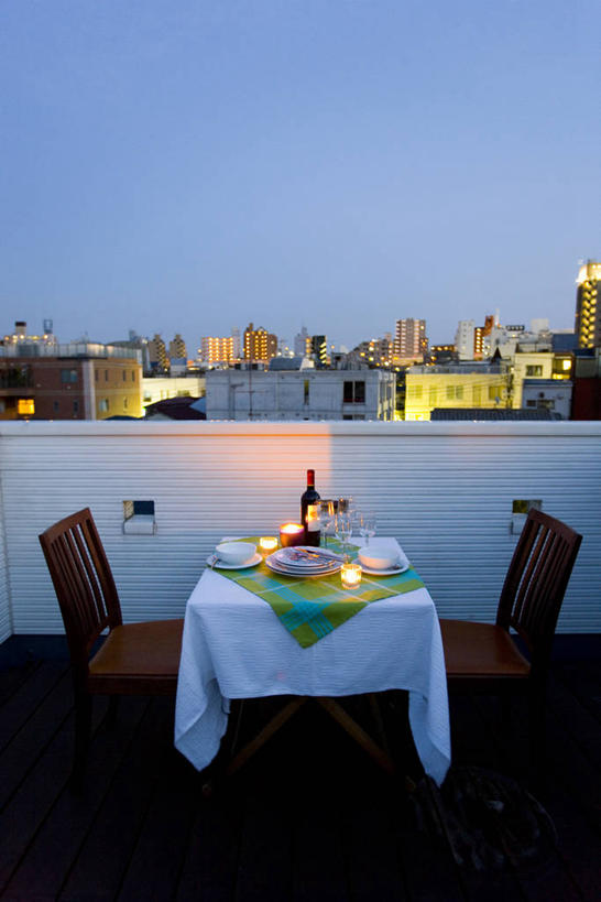 无人,高楼大厦,竖图,室外,白天,正面,度假,烹饪,西餐,美景,餐桌,地板,桌子,城市风光,城市,大厦,建筑,摩天大楼,餐具,蜡烛,椅子,阴影,光线,布料,碟子,火焰,盘,影子,烛光,木椅,景观,建筑群,灯光,料理,食品,地面,燃烧,布纹,娱乐,建设,菜肴,美食,木地板,桌布,食物,天空,盘子,餐巾,碟,台布,天,点燃,享受,休闲,景色,放松,西式,佳肴,餐台,餐桌布,彩图,大楼,高层建筑,高楼,摩天楼