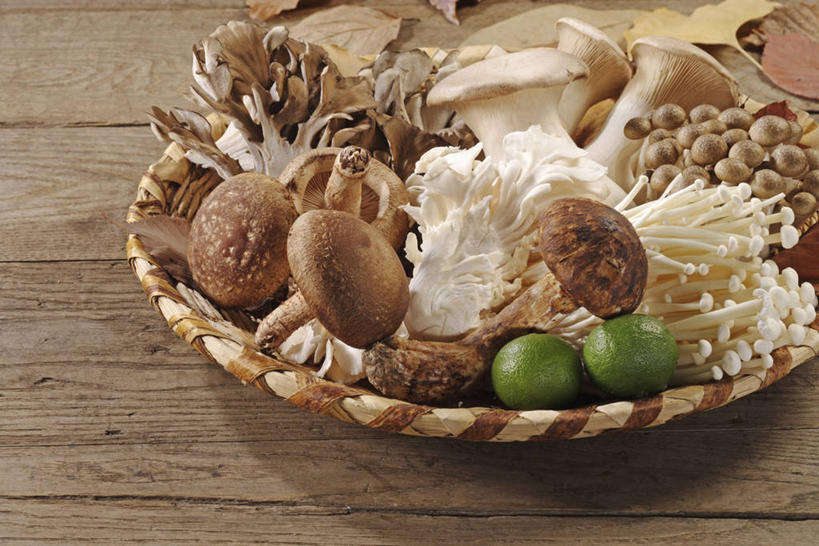 无人,交叉,横图,俯视,室内,特写,白天,桌面,桌子,竹子,蔬菜,水果,一堆,许多,阴影,堆叠,堆积,竹制,新鲜,编织,反射,木制,篮子,影子,木桌,金针菇,菌菇,生食,食品,果实,很多,菌类,蔬果,食物,一个,木制品,竹篮,食用菌,有机食品,绿色食品,单个,竹条,堆,交织,竹制品,真菌,猴头菇,酸橙,构菌,金菇,毛柄金钱菌,银针菇,智力菇,代代,穿插,猴菇菌,猴头蘑,刺猬菌,猴头菌,橙子,橙,彩图,高角度拍摄,木桌子