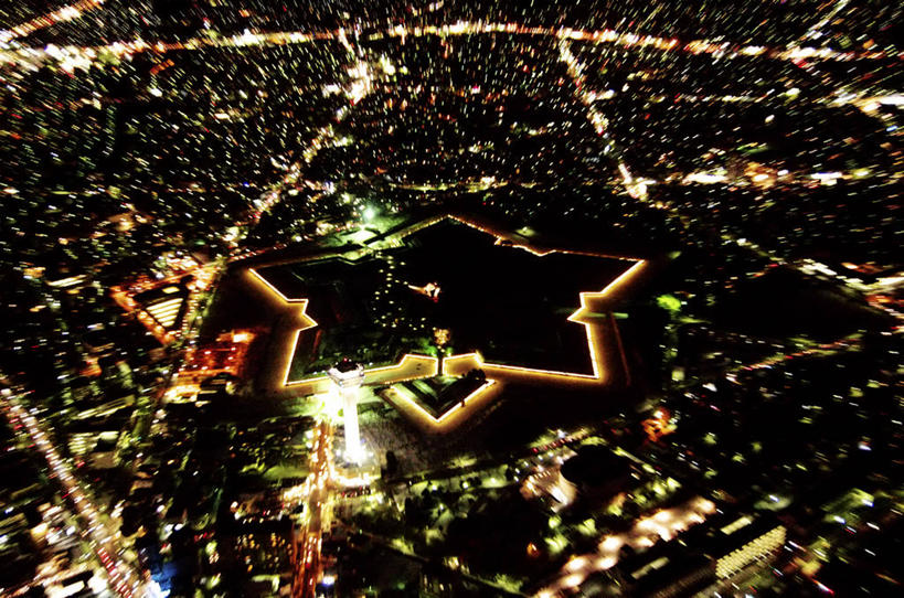 无人,家,高楼大厦,横图,俯视,航拍,室外,夜晚,度假,美景,植物,城市风光,标志建筑,城市,大厦,地标,建筑,摩天大楼,夜景,北海道,日本,亚洲,阴影,光线,影子,房屋,屋子,景观,星星,建筑群,灯光,娱乐,建设,楼房,住宅,树,树木,绿色,自然,享受,休闲,星形,景色,放松,生长,成长,鸟瞰,五角形,东亚,日本国,北海道地方,北海道岛,函馆,函馆市,五角星,彩图,高角度拍摄,房子,大楼,高层建筑,高楼,摩天楼,龟田役所土垒,柳野城,五棱郭