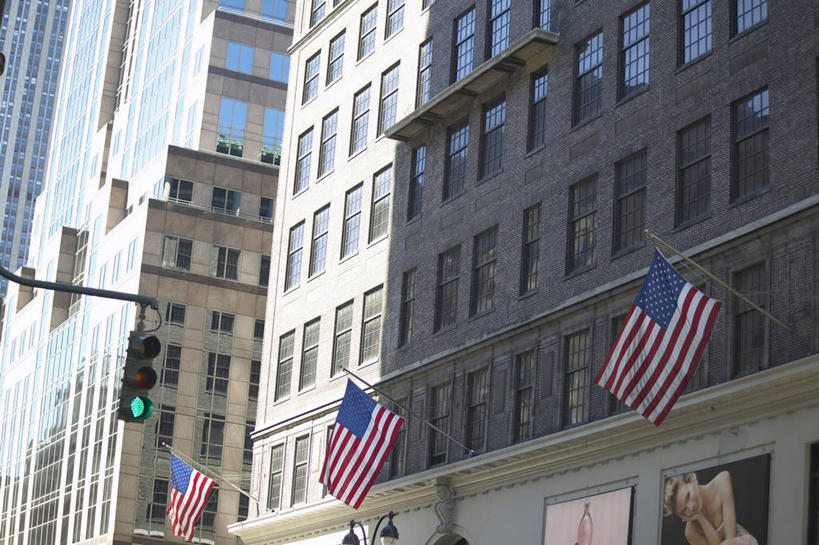 无人,高楼大厦,竖图,室外,白天,仰视,度假,安全,办公楼,美景,窗户,城市风光,城市,大厦,建筑,摩天大楼,写字楼,旗帜,国旗,阴影,条纹,飘扬,光线,影子,景观,星星,红绿灯,信号灯,交通,娱乐,星条旗,玻璃窗,红色,蓝色,白色,阳光,楼宇,享受,休闲,星形,商务楼,景色,放松,警示,美国国旗,飘逸,提示,飞扬,流通,五角形,交通信号灯,行人信号灯,旗,五角星,彩图,低角度拍摄,大楼,高层建筑,高楼,摩天楼,美利坚合众国国旗