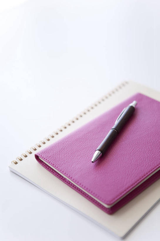 无人,竖图,俯视,室内,特写,白天,白色背景,静物,阴影,反射,笔,影子,办公用品,记事本,圆珠笔,文具,本子,笔记本,学习用品,摄影,影棚,文具用品,彩图,高角度拍摄,影棚拍摄,拍摄