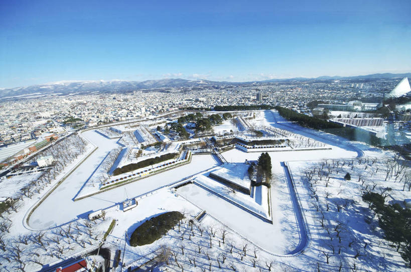 无人,家,横图,俯视,航拍,室外,白天,度假,美景,雪,植物,大雪,城市风光,标志建筑,城市,地标,建筑,北海道,日本,亚洲,阴影,光线,影子,房屋,屋子,积雪,景观,雪景,云,云朵,冬季,冬天,公寓,建筑群,云彩,娱乐,建设,洋房,楼房,住宅,树,树木,蓝色,绿色,白云,蓝天,天空,阳光,自然,天,享受,休闲,景色,放松,寒冷,生长,晴朗,成长,鸟瞰,东亚,日本国,北海道地方,北海道岛,严寒,函馆,函馆市,晴空,彩图,高角度拍摄,房子,五棱郭塔,龟田役所土垒,柳野城,五棱郭