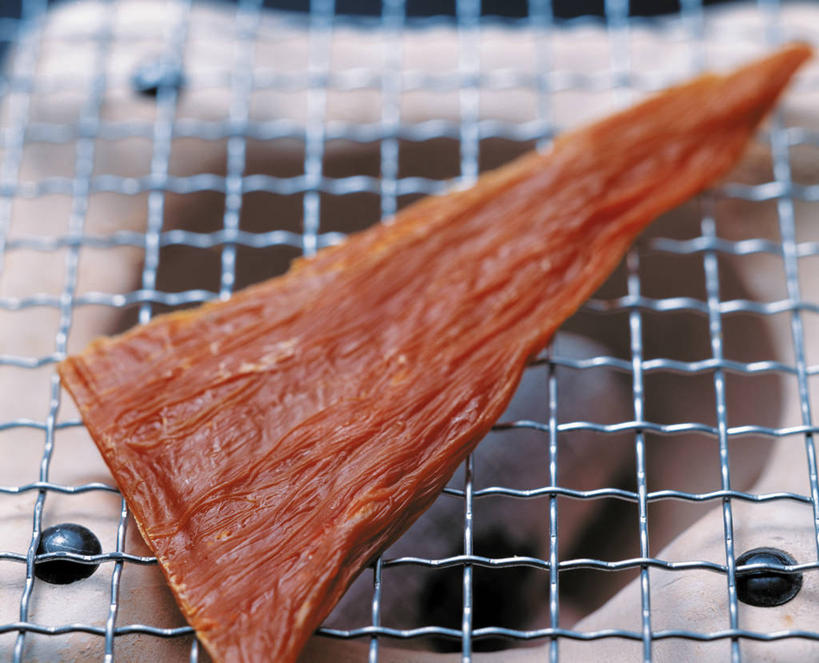 海鲜,无人,横图,俯视,室内,特写,白天,烧烤,煤炭,阴影,朦胧,模糊,反射,影子,烤架,烤肉,水产,海洋生物,铁架,能源,海参,燃料,水生动物,海产品,煤,能量,水生物,棘皮动物,海底动物,煤矿,矿业,化石燃料,彩图,高角度拍摄,碳烤