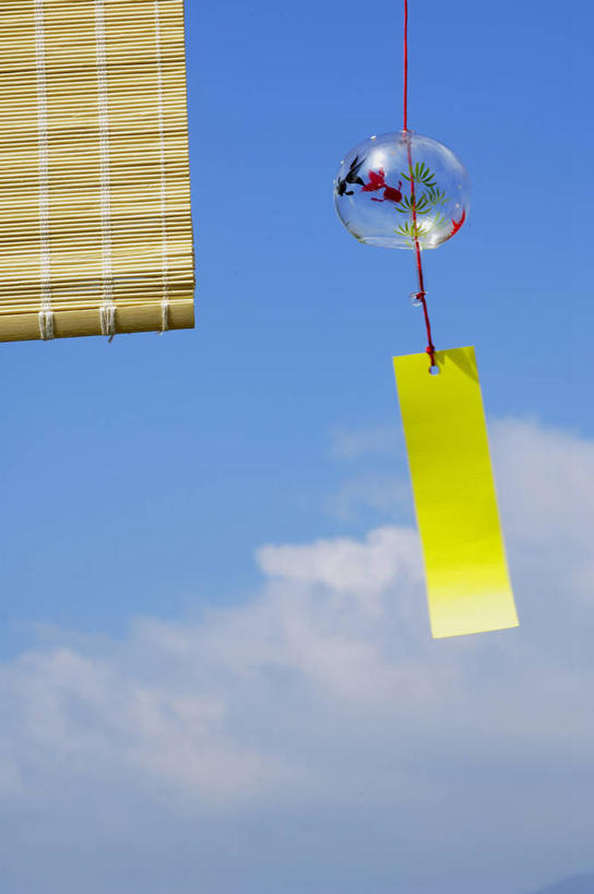 无人,竖图,室外,特写,白天,仰视,幸福,运气,风铃,吊挂,悬挂,阴影,装饰,光线,影子,竹帘,云,云朵,挂,云彩,一个,蓝色,白云,蓝天,天空,阳光,帘子,天,祈祷,祈福,警示,许愿,晴朗,单个,华丽,修饰,祈求,吉祥,点缀,平和,问候,警惕,衬托,美观,雅致,雅观,思念,想念,玉振,幸运,占风铎,晴空,彩图,低角度拍摄,日式风铃