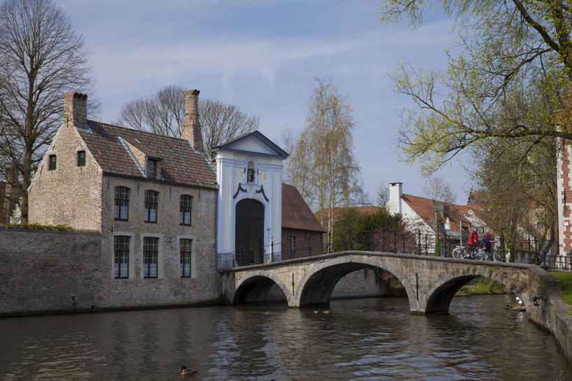 无人,家,横图,室外,白天,正面,旅游,度假,河流,名胜古迹,水,植物,标志建筑,地标,建筑,桥梁,比利时,欧洲,阴影,波纹,节日,遗迹,光线,影子,房屋,屋子,河水,水流,云,云朵,公寓,桥,涟漪,云彩,古迹,文化,文物,娱乐,建设,古建筑,石桥,洋房,楼房,拱桥,住宅,树,树木,蓝色,绿色,白云,倒影,蓝天,水纹,天空,阳光,自然,波浪,天,祈祷,享受,休闲,健康,旅游胜地,放松,许愿,宗教,信仰,拱形,生长,晴朗,成长,纪念,人行桥,石拱桥,祈求,倒映,基督教,西欧,天主教,修道院,信念,古文明,水晕,比利时王国,反照,神学院,修院,隐修院,弗拉芒.布拉班特省,弗拉芒大区,平安,晴空,彩图,房子