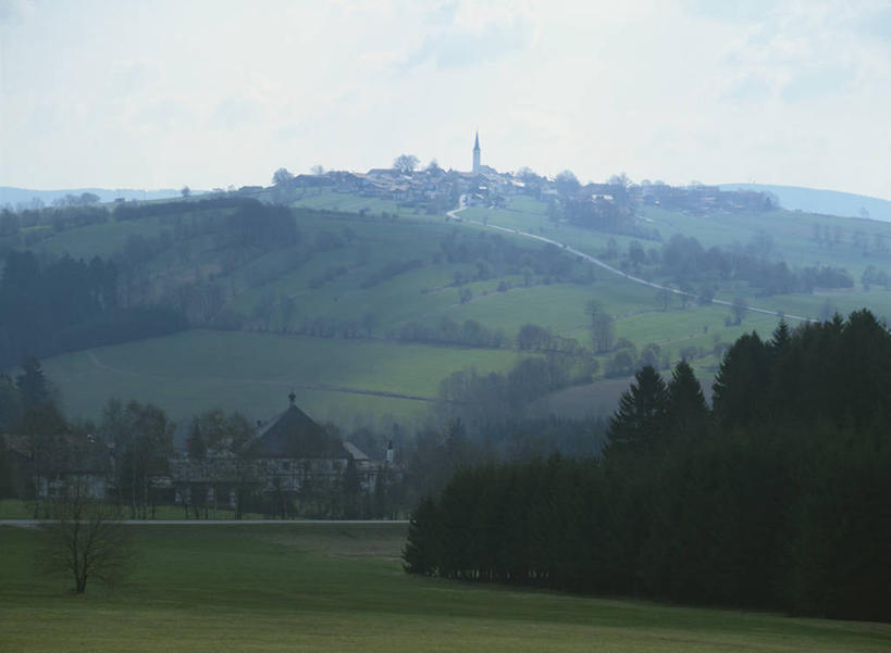 无人,家,横图,室外,白天,正面,旅游,度假,草地,草坪,美景,森林,山,山脉,树林,植物,德国,欧洲,阴影,光线,影子,房屋,屋子,景观,山峰,云,云朵,山峦,首都,云彩,娱乐,楼房,柏林,住宅,草,树,树木,蓝色,绿色,白云,蓝天,天空,阳光,自然,群山,天,享受,休闲,景色,放松,生长,晴朗,成长,西欧,自然风光,德意志联邦共和国,柏林州,弗里德里希斯海因.克罗伊茨贝格,克罗伊茨贝格,晴空,彩图,房子